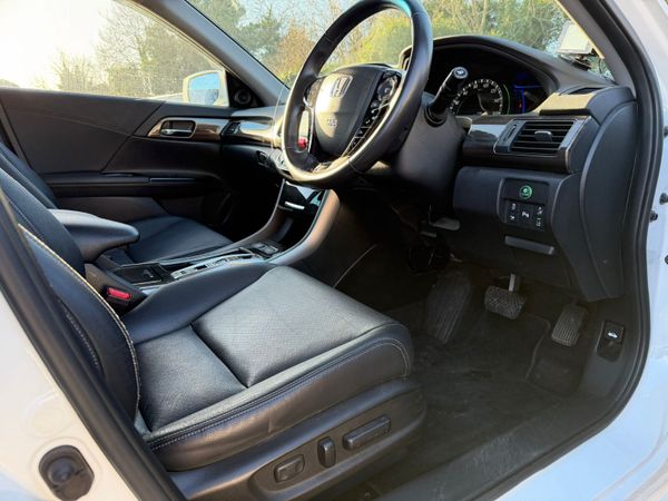 17 Honda Accord 2.0 hybrid auto very top spec 373458993