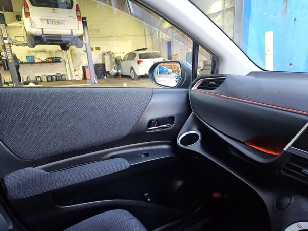 2015 Toyota Sienta 1.5 Hybrid Auto / 7 Seater 373511721