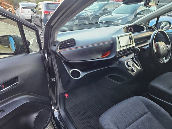 2015 Toyota Sienta 1.5 Hybrid Auto / 7 Seater 373511732