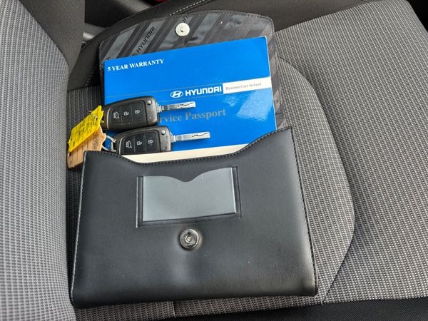 Hyundai i30 1.6 CRDI Deluxe low kms as new 373619859