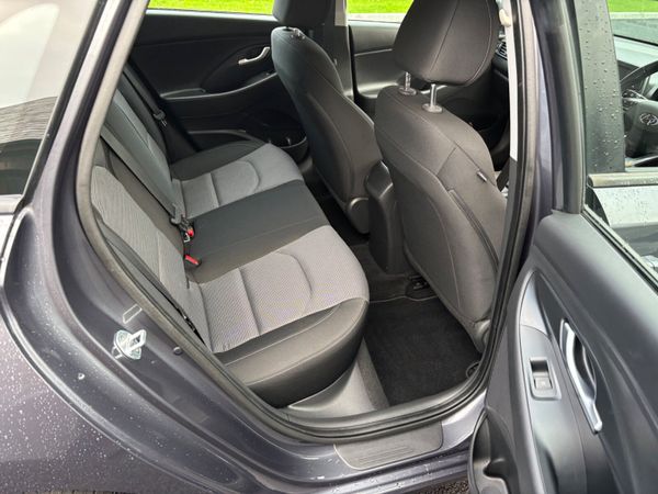 Hyundai i30 1.6 CRDI Deluxe low kms as new 373619864