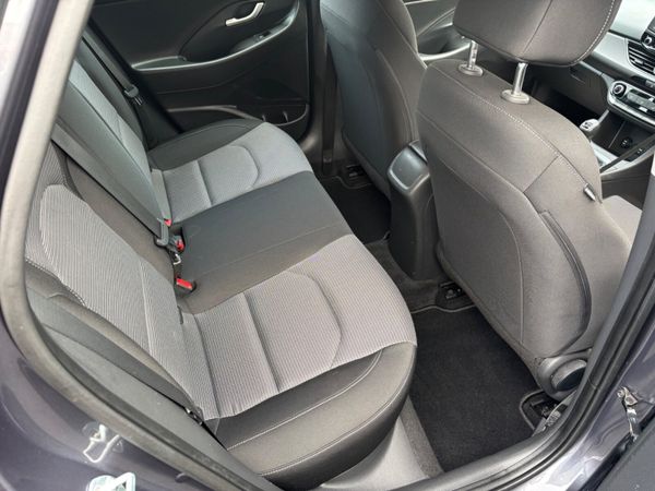 Hyundai i30 1.6 CRDI Deluxe low kms as new 373619865