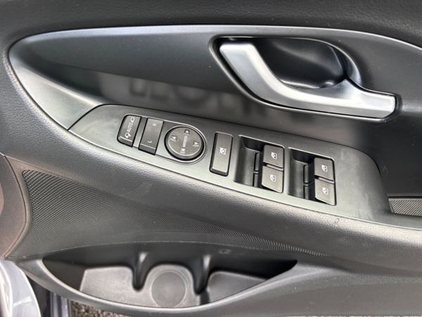 Hyundai i30 1.6 CRDI Deluxe low kms as new 373619866