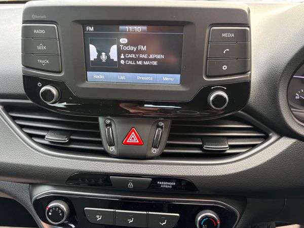 Hyundai i30 1.6 CRDI Deluxe low kms as new 373619861