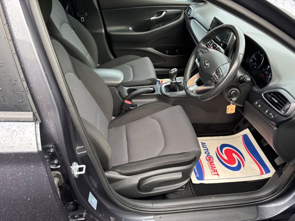 Hyundai i30 1.6 CRDI Deluxe low kms as new 373619870