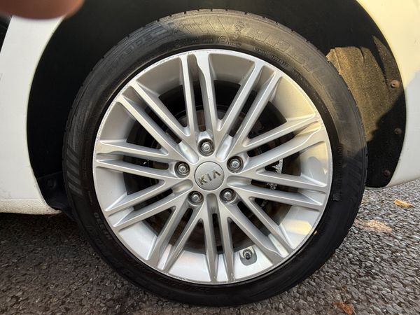 Stunning Kia Carens 7 Seater. 2-year Warranty. 373654035