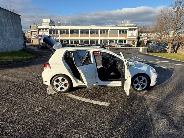 Volkswagen Golf Gti 2010 77,000 kms 373670244