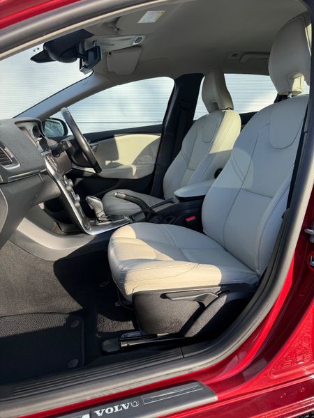 Volvo V40 Momentum Automatic (120bhp D2) 373702295