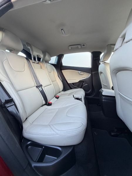 Volvo V40 Momentum Automatic (120bhp D2) 373702297