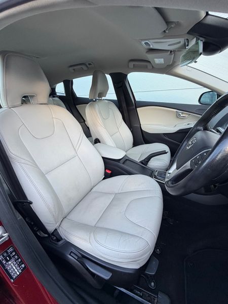 Volvo V40 Momentum Automatic (120bhp D2) 373702304