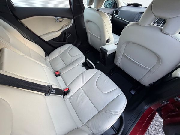 Volvo V40 Momentum Automatic (120bhp D2) 373702301