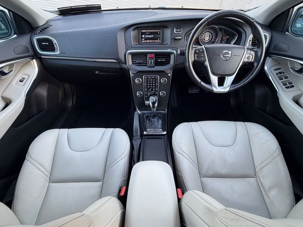 Volvo V40 Momentum Automatic (120bhp D2) 373702302