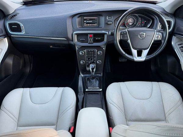 Volvo V40 Momentum Automatic (120bhp D2) 373702303