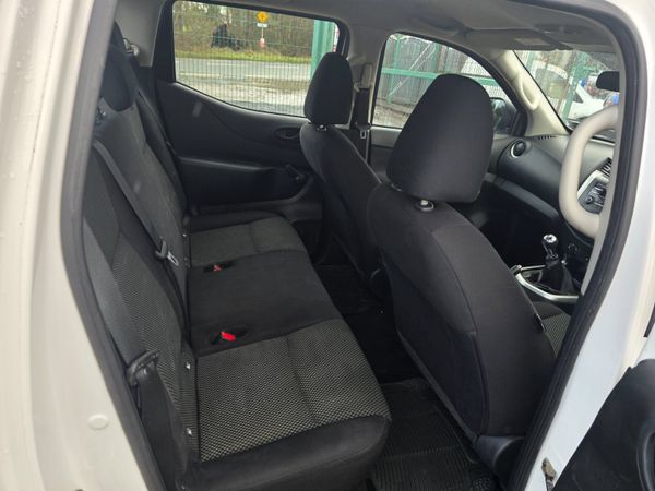 Nissan Navara 2019 373960635