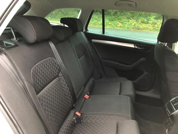 Skoda superb Estate in Glacier white 373975417