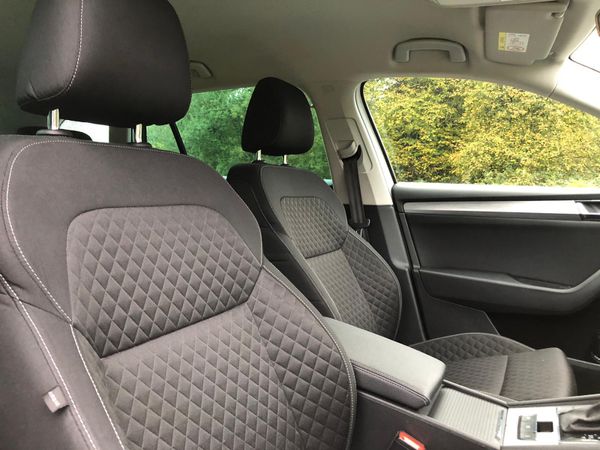 Skoda superb Estate in Glacier white 373975419