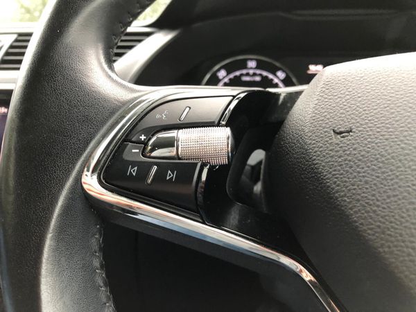 Skoda superb Estate in Glacier white 373975424