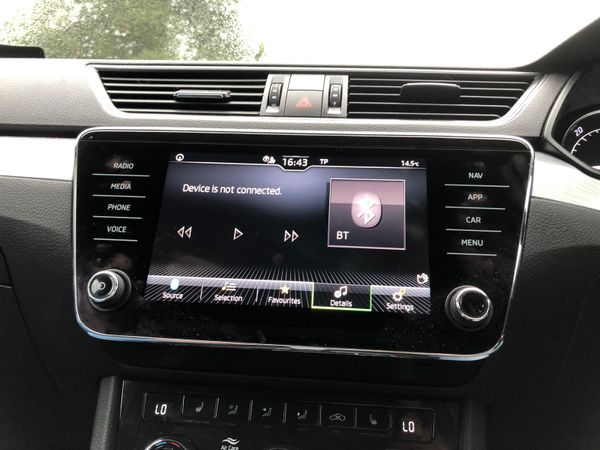 Skoda superb Estate in Glacier white 373975426