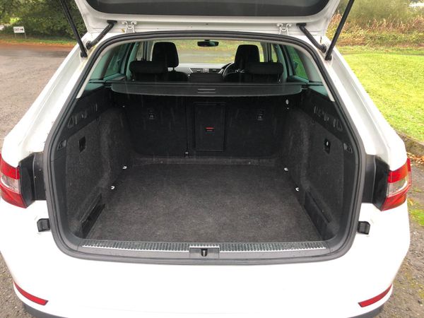 Skoda superb Estate in Glacier white 373975422