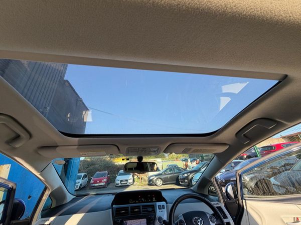 2012 Toyota Prius Hybrid Auto / 7 seater 373988456
