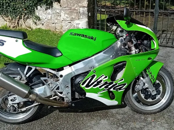 r. Homologation Special in Canada – 1996 Kawasaki ZX7RR N-1