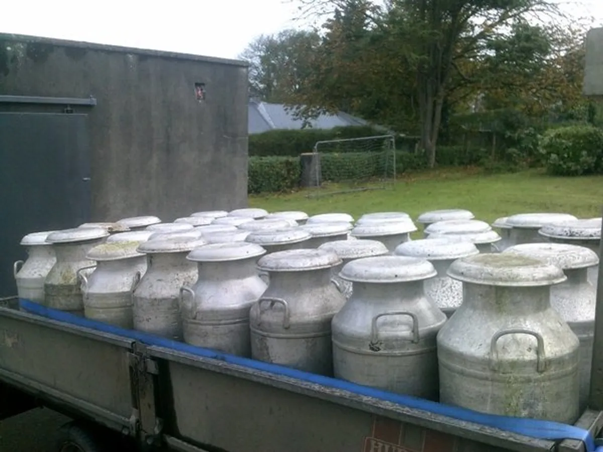 milk churns/creamery cans/milk buckets/milk cans/