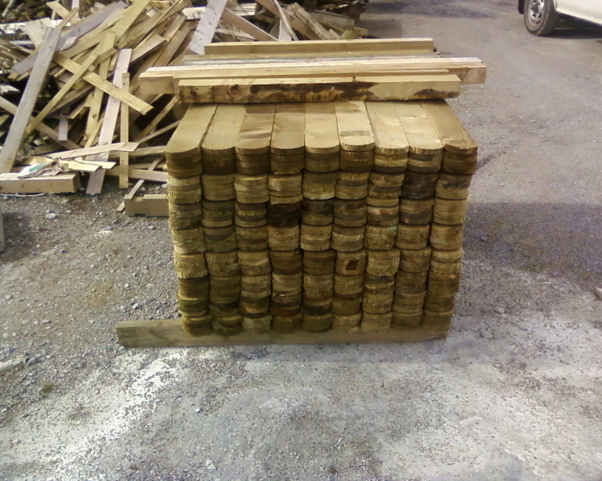3ft,4ft,5ft & 6ft round top picket boards. - Image 1