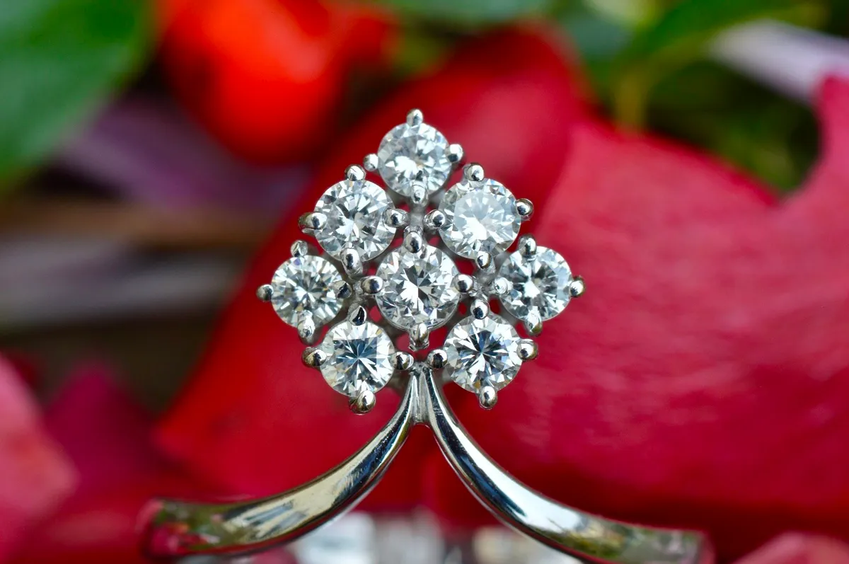 Vintage 0.66ct Diamond Cluster Leaf Ring - 18ct - Image 1