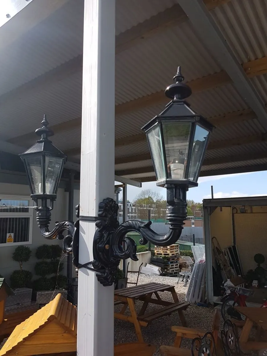 Cast iron & aluminium garden lamps - Image 1