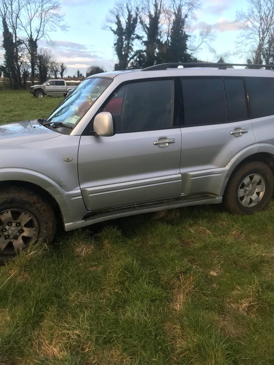 Mitsubishi pajero 3.2 breaking parts 2007 - Image 4