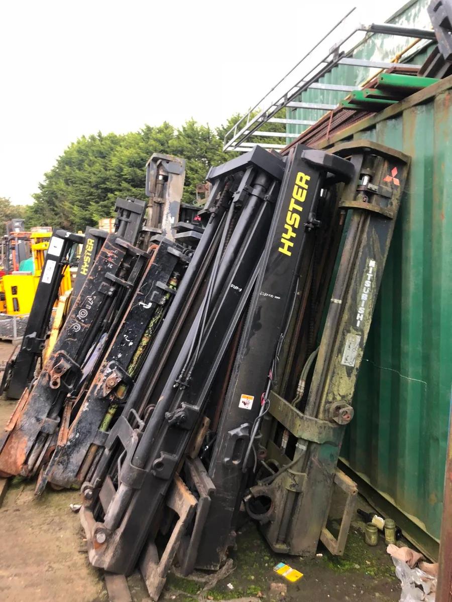 A large selection of forklifts and forklift masts. - Image 4