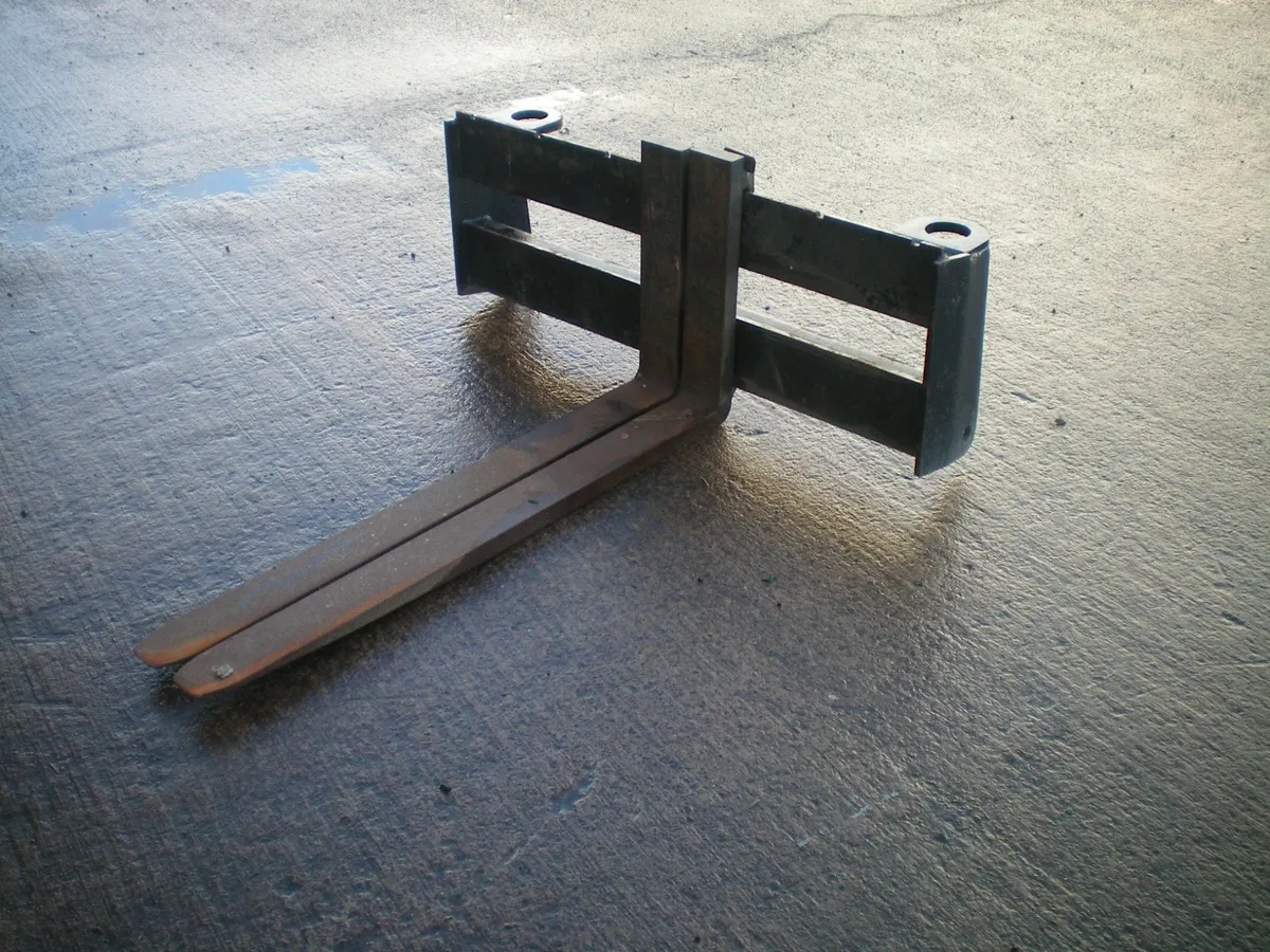 16'' Matbro Pin and Cone Palletfork Carriage - Image 1