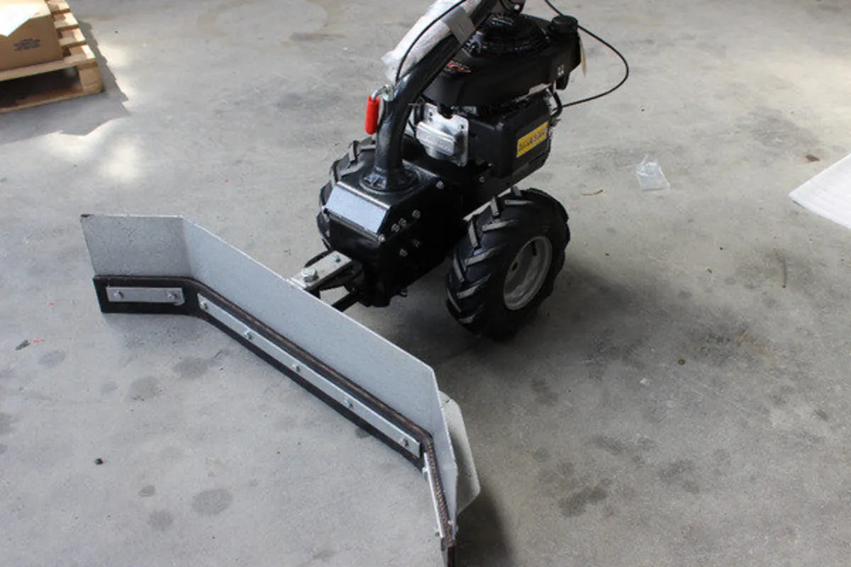 SELF PROPELLED YARD SCRAPER - Image 4