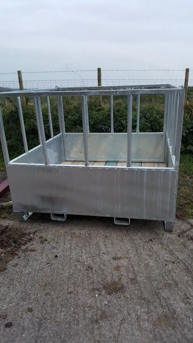 Square cattle & horse feeders. nationwide