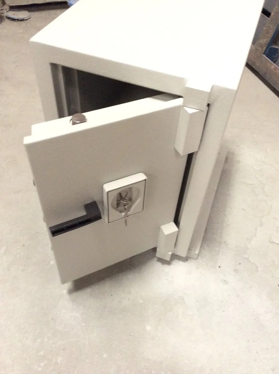 Safes, Strongroom doors and Timelocks. - Image 2