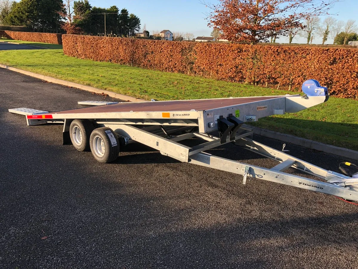 Tilt bed car transporter