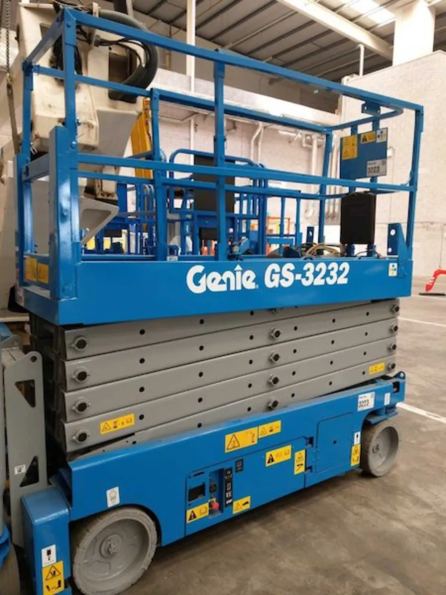 Genie GS 3232 Battery Scissor Lift 11.5 m narrow - Image 1