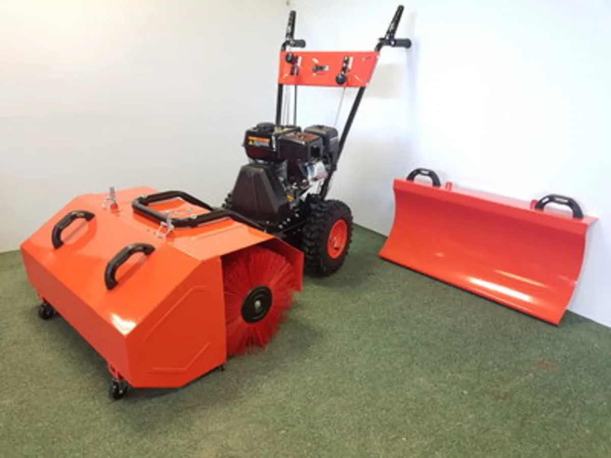 SWEEPER 80CM PETROL 196cc ENGINE C/W BLADE BRUSH