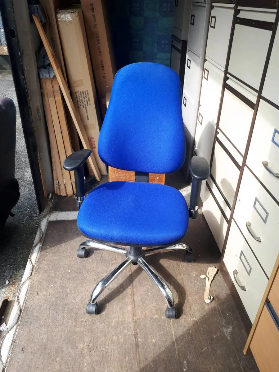 Filing cabinets stacking chairs - Image 3