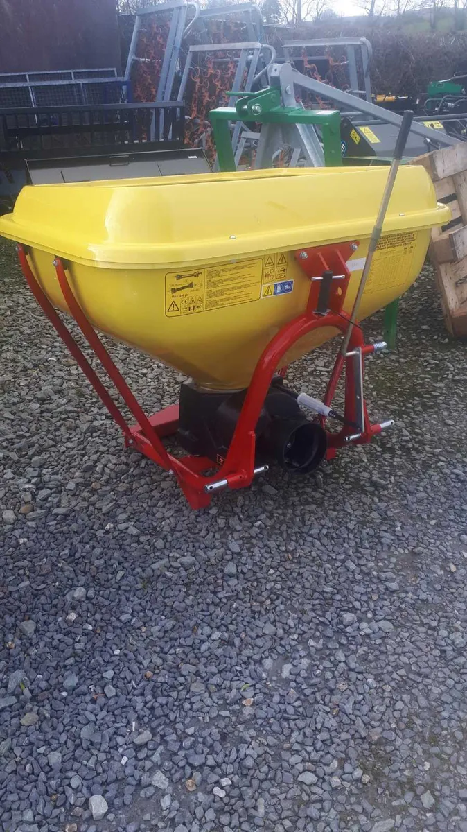 Cosmo fertiliser spreader for sale - Image 2