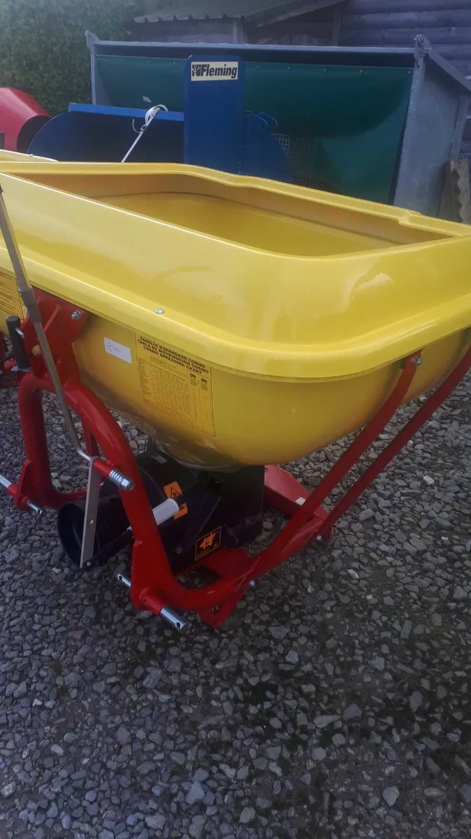 Cosmo fertiliser spreader for sale - Image 4