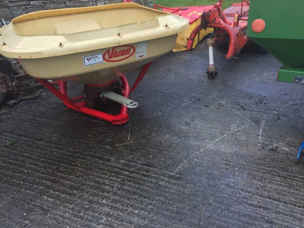 Vicon 953 fertiliser spreader - Image 3