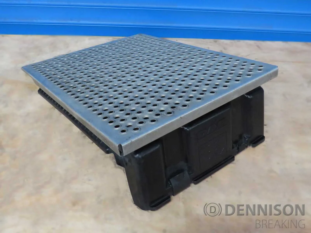Genuine DAF Catwalk and Battery Cover USED - Image 1