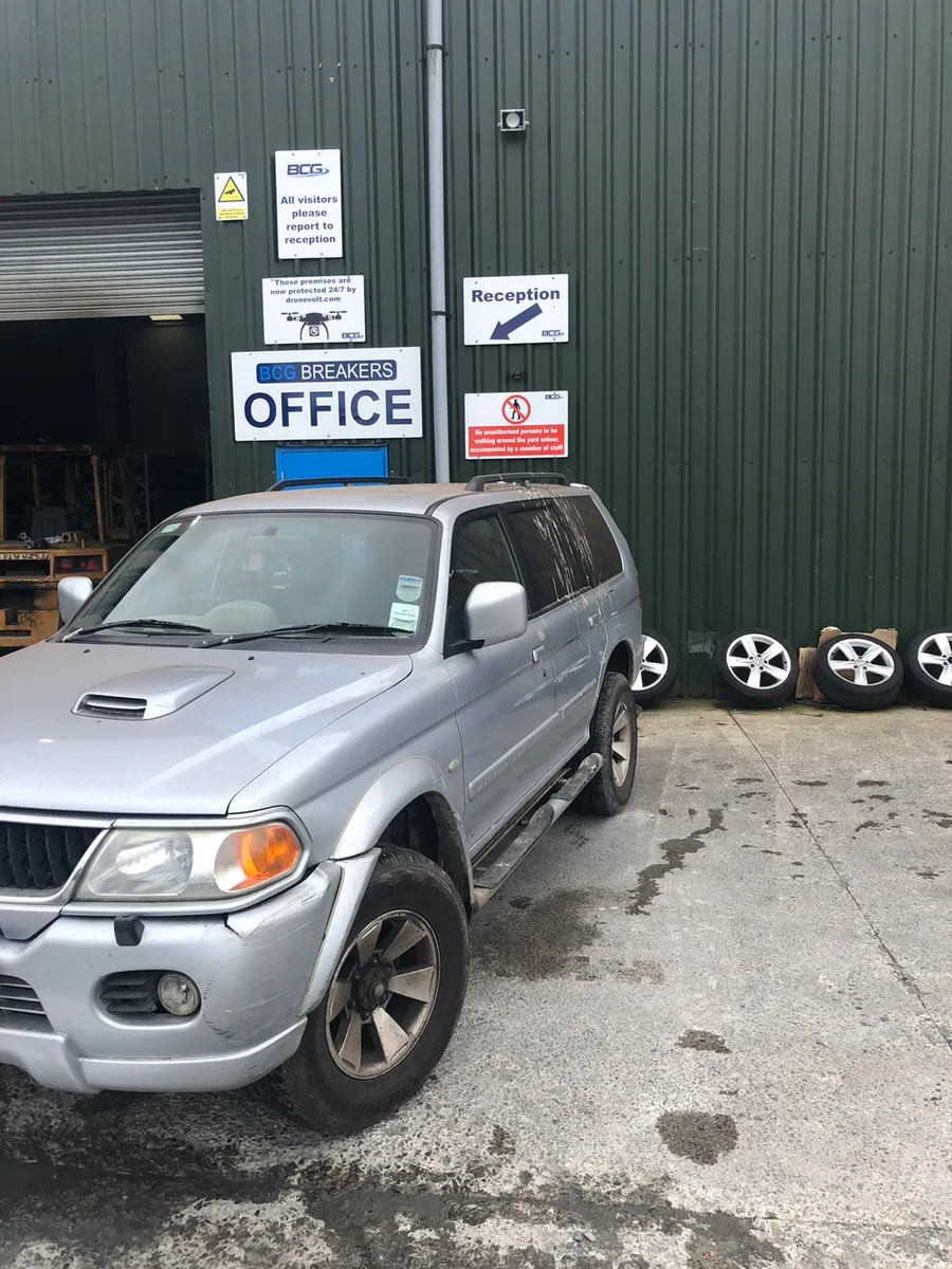 2006 Mitsubishi shogun parts breaking