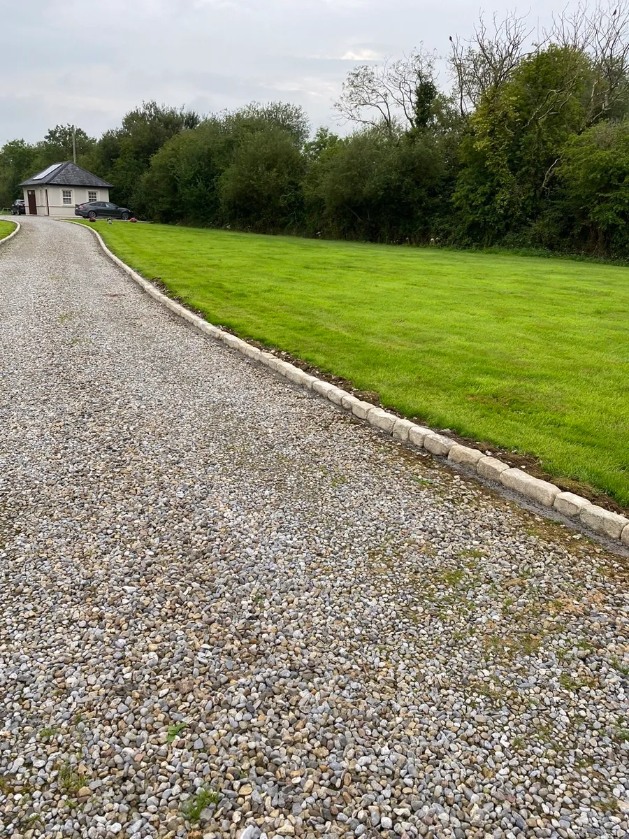 Old Salvage Brown York 4" Driveway Kerbstones - Image 1