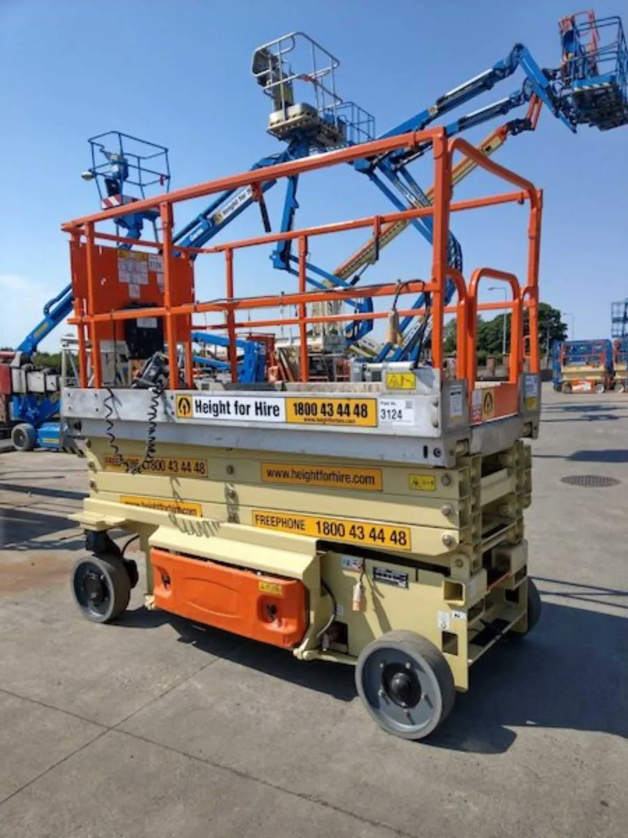 JLG ES 3246 - 10m Battery Scissor - Image 1