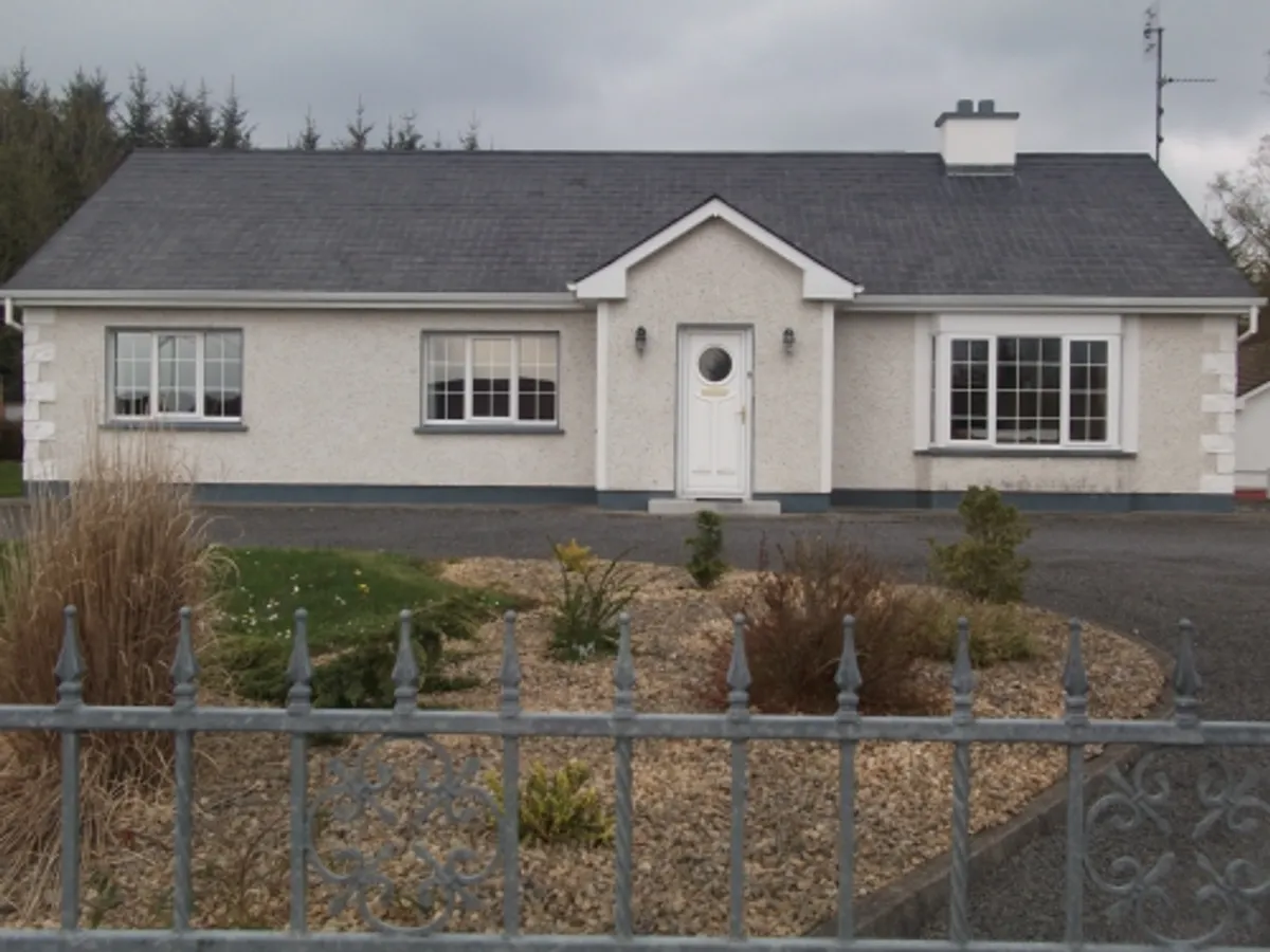 Self-Catering 3 Bedroom Bungalow - Image 1