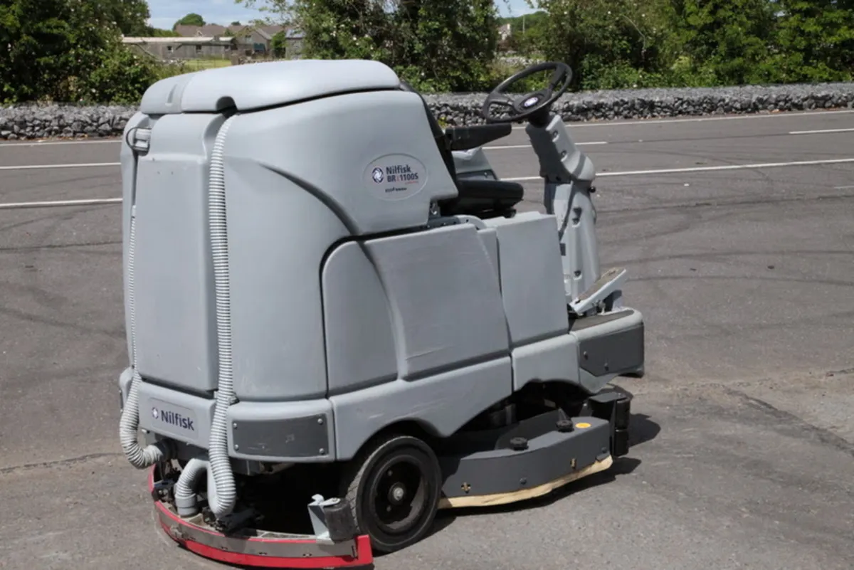 Nilfisk BR1100S Rider scrubber dryer (battery op) - Image 4