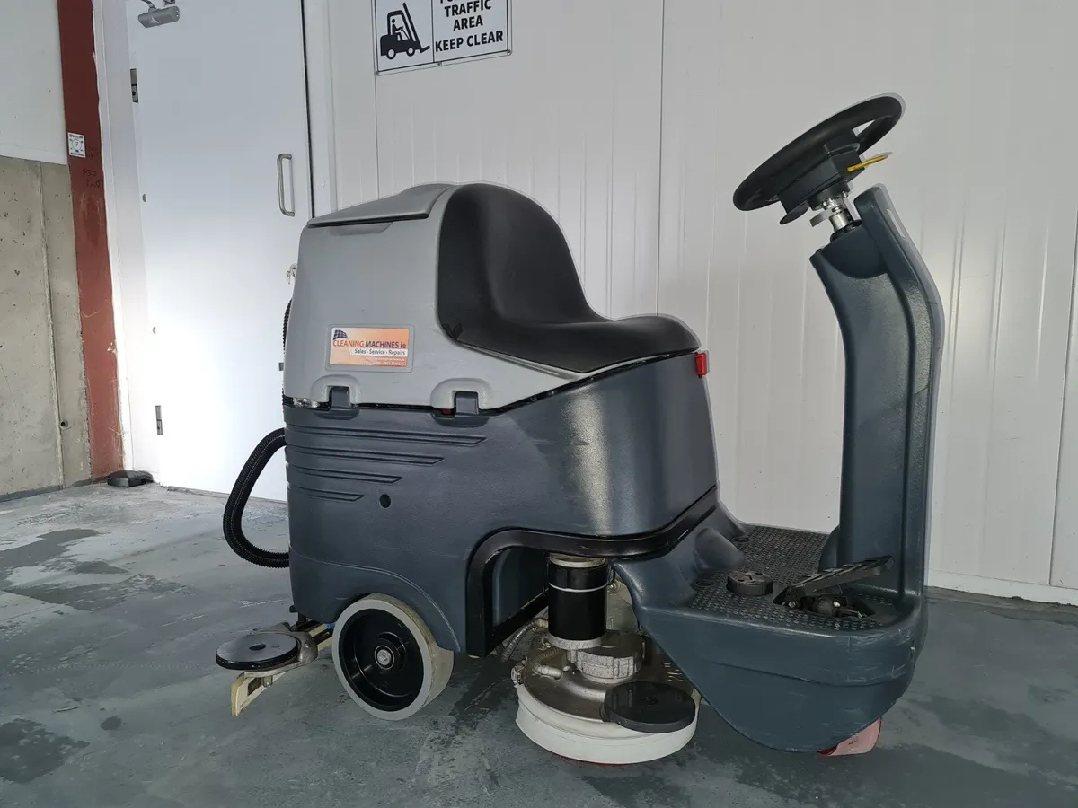 Nifisk BR652 Rider scrubber dryer - reconditioned