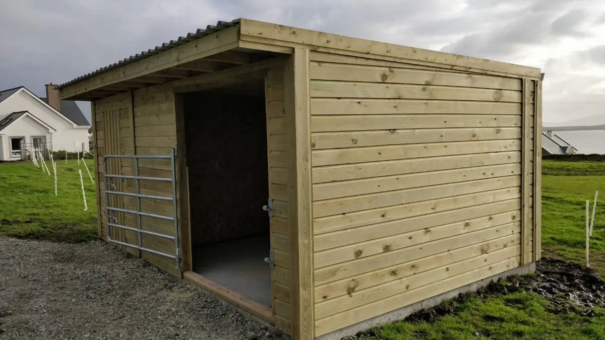 Field shelters and tack room - Image 1